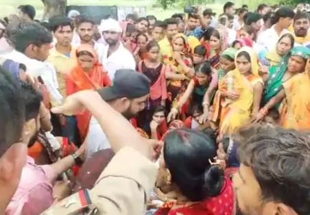 #Barabanki 
संविदा विद्युत कर्मी अपनी जान जोखिम में डालकर करते है काम, दुघर्टना और मृत्यु होने पर भी न्याय की उम्मीद नही,

फतेहपुर के भदनेवा मोड़ पर आज एक संविदा बिजली कर्मचारी की करंट लगने से दर्दनाक मौत हो गई वह बिना सुरक्षा संसाधनों के बिजली के खंभे पर चढ़कर फाल्ट सही कर रहा
