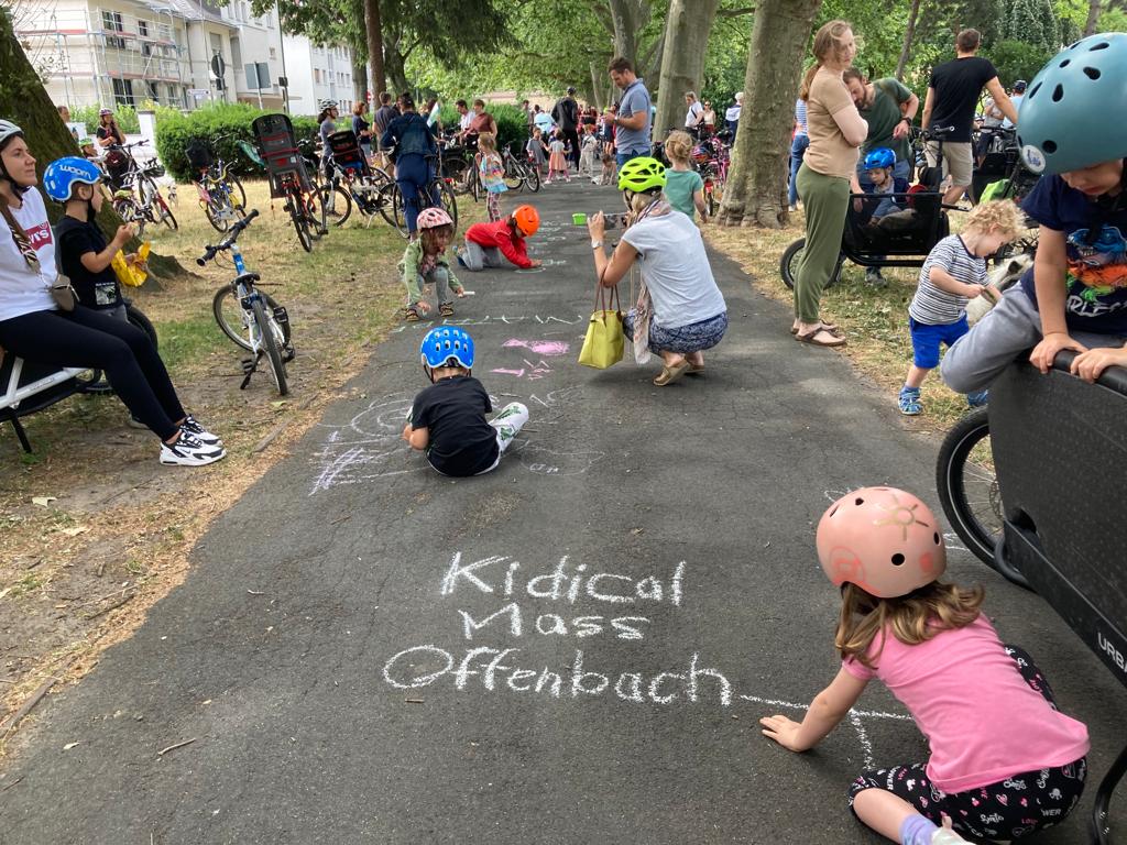 RadentscheidOF's tweet photo. Uns gehört die Straße, Ich will sicher zur Schule und Wir wollen Fahrrad fahren...Klare Botschaften der 300 kleinen und großen Teilnehmenden der #KidicalMass #Offenbach am Sonntag

@KinderaufsRad  @ADFC_Hessen @VCD_Hessen https://t.co/rhbMXNRgta