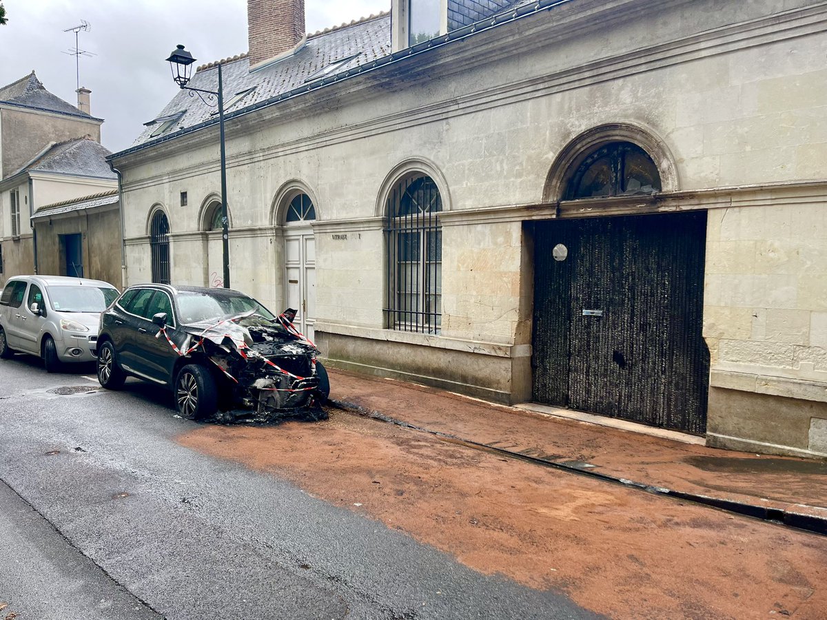 EN COLÈRE - DESOLATION - CHAO
Ce lundi matin rue des Ursulines à TOURS, juste à côté du musée des Beaux-Arts et de la Cathédrale, 2 voitures incendiées durant le week-end. Pour qui ?   Pour quoi ? #emeutes <a href="/PMTours37/">Police Municipale de Tours</a> <a href="/Prefet37/">Préfet d'Indre-et-Loire</a> <a href="/toursmaville/">toursmaville</a>