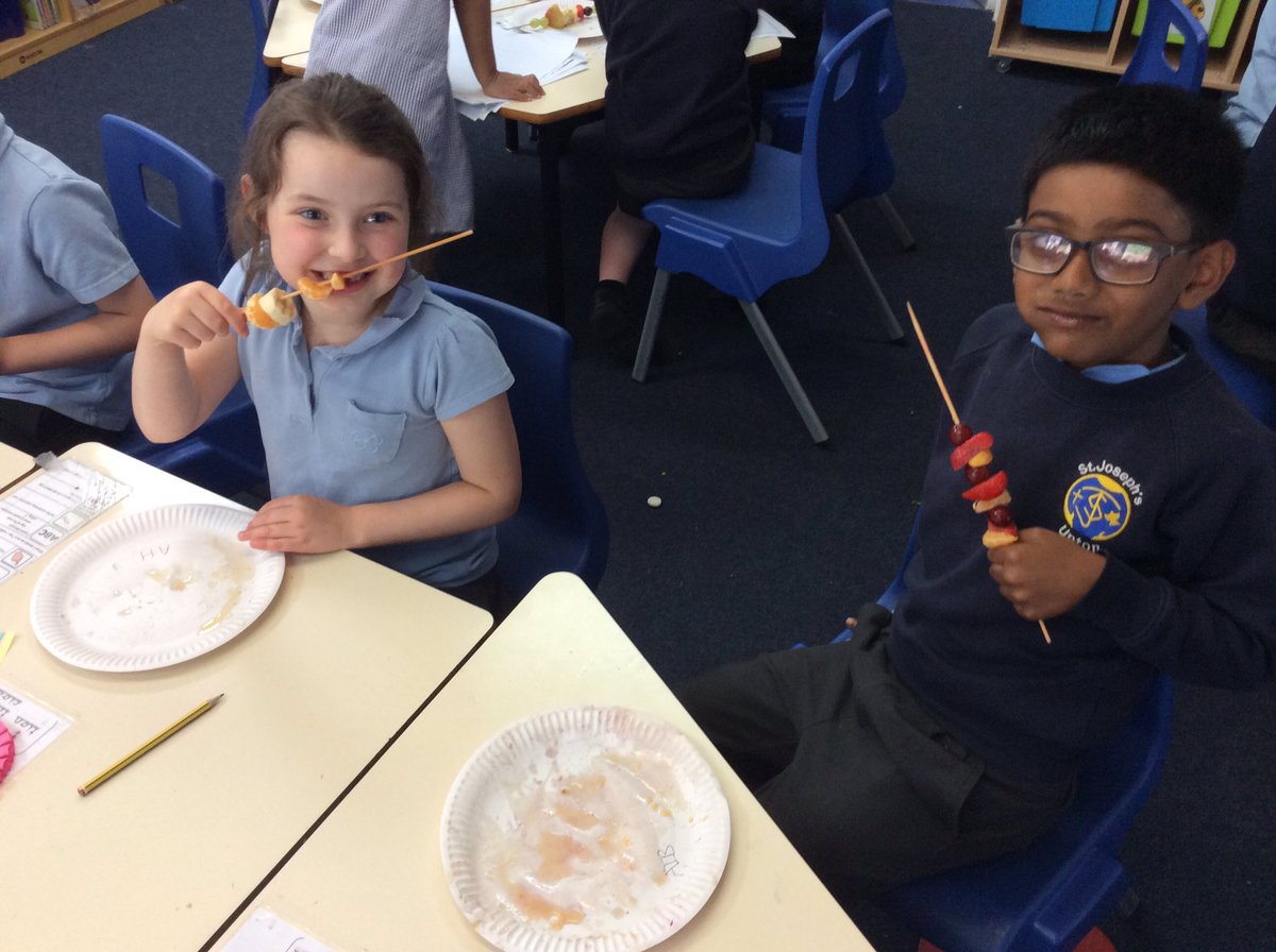 StJosephU's tweet photo. Year 1 have been making fruit kebabs this afternoon. They then tasted them and evaluated them too! They were delicious! #SJUDT https://t.co/qtkG9oLxOh