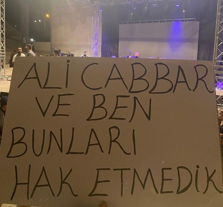 Hiç derdimiz yokmuş gibi bide Ali Cabbar çıktı. Oturup ağlayasım geliyor. 😂