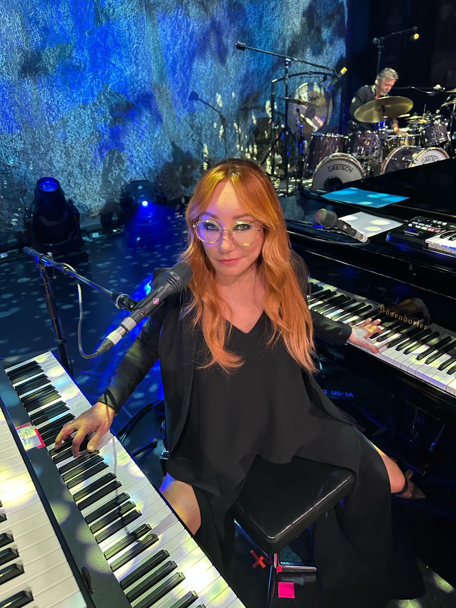 NEW YORK NEW YORK
So good we played it twice.
We had so much fun over the 2 nights and the audiences were unbelievable.
We want to just pack them up and take them with us.
We got to see family and some old friends and few new ones.
Here’s Night 2

toriamos.com/tour-us/