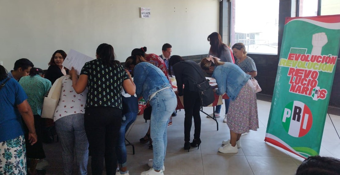 PRI_Nacional's tweet photo. La familia priista en #Oaxaca se hace más y más grande. Agradecemos a las y los mexicanos que decidieron sumarse a nuestro proyecto durante la Jornada Nacional de Afiliación en su entidad. #YoMeAfilioAlPRI https://t.co/BAsEwyKg1n