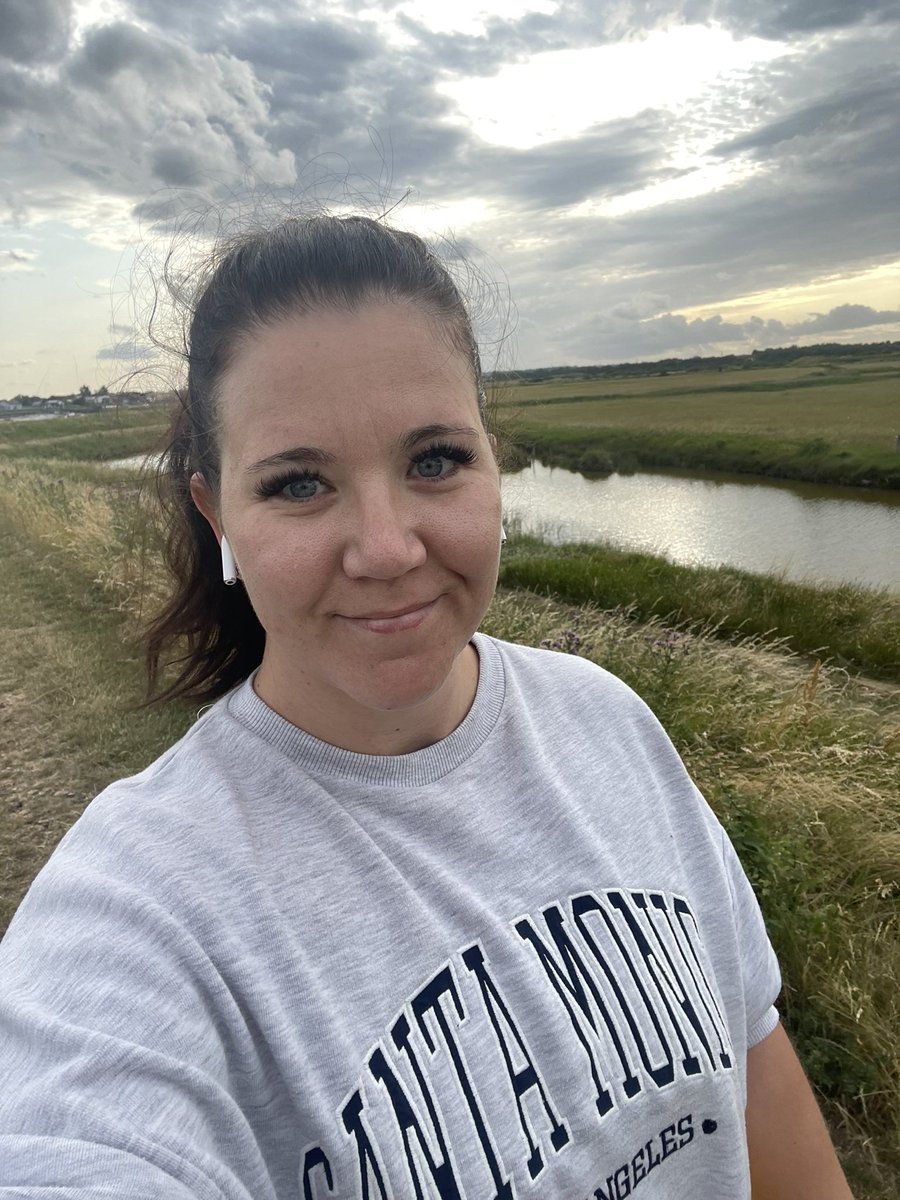 pinkbookyogi's tweet image. I’ve decided enough is enough, I can’t keep going on feeling low and moaning about my weight. The gym is good but it’s not the same as being outside, so on the days I’m not running I’m focusing on walks! Starting tonight, no more excuses! #timetogetfit #walking #audiobooks