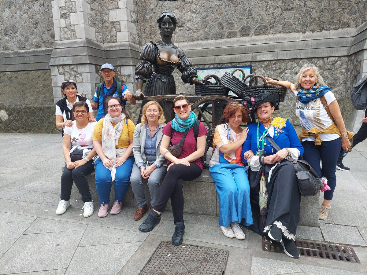 singtourguide's tweet photo. CIAO ITALIA
Lovely to spend some time with this very enthusiastic bunch of Italian visitors to Dublins fair city and introduce them to our very own first lady, Molly Malone
  #failteireland #walkingtours #visitdublin #singingtourguide #Italy #italianembassy #dublin https://t.co/JfhVLELz2p