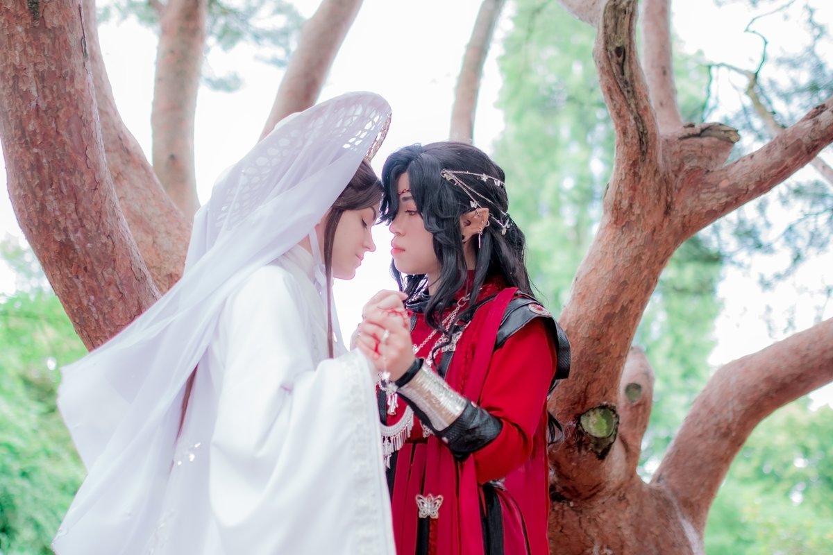 FreezingPhoto's tweet photo. “I am forever your most devoted believer.” 

@nachtblueher as #HuaCheng 
@vnderseelie as #XieLian 

#HuaLian #TGCF https://t.co/yzSaB6WnJ4