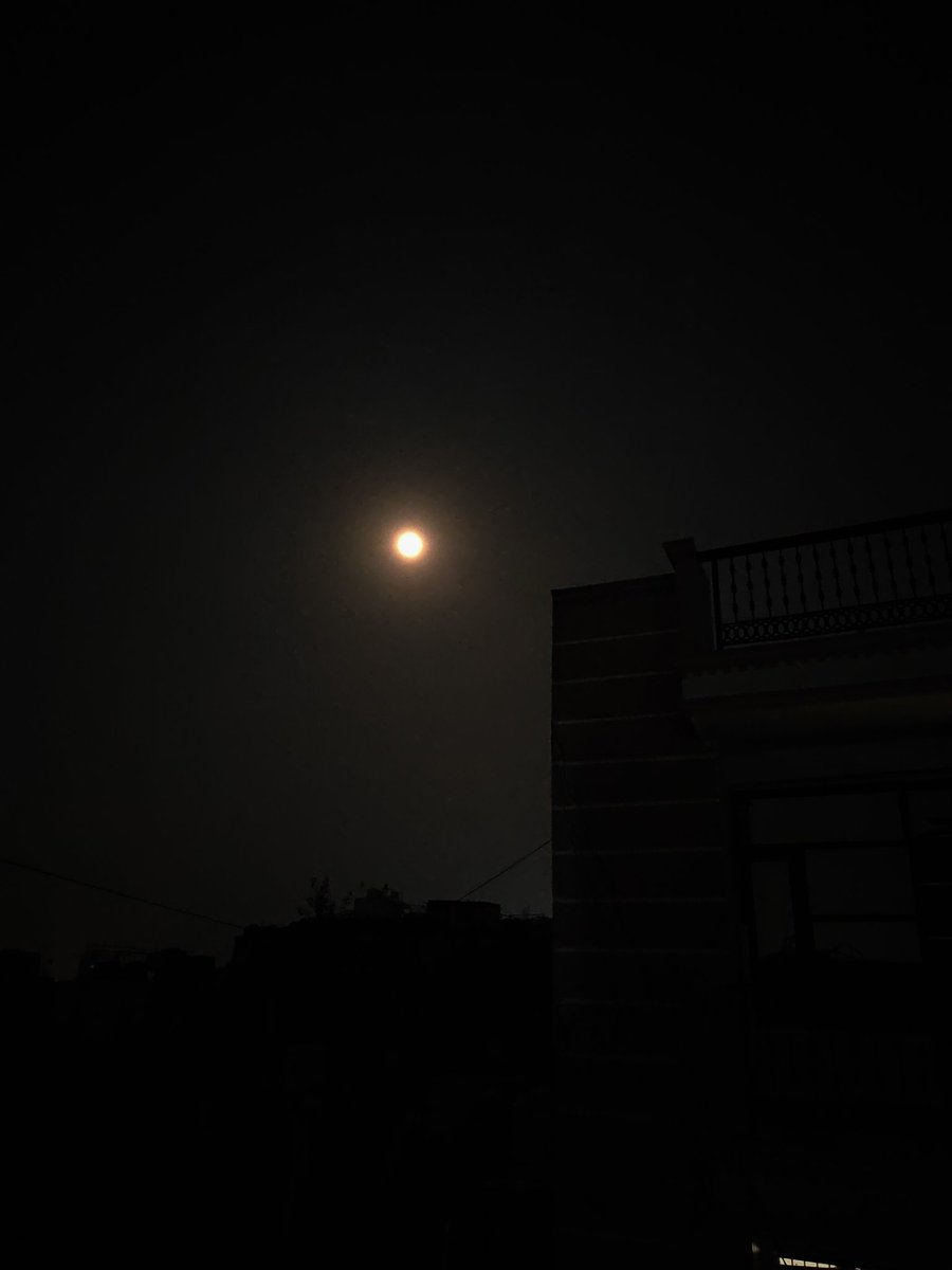 NotARegularBond's tweet photo. chāñd sā misra akelā hai mire kāġhaz par 

chhat pe aa jaao mirā sher mukammal kar do
#Selenophile #selfmuse https://t.co/tvQRFTQd1P