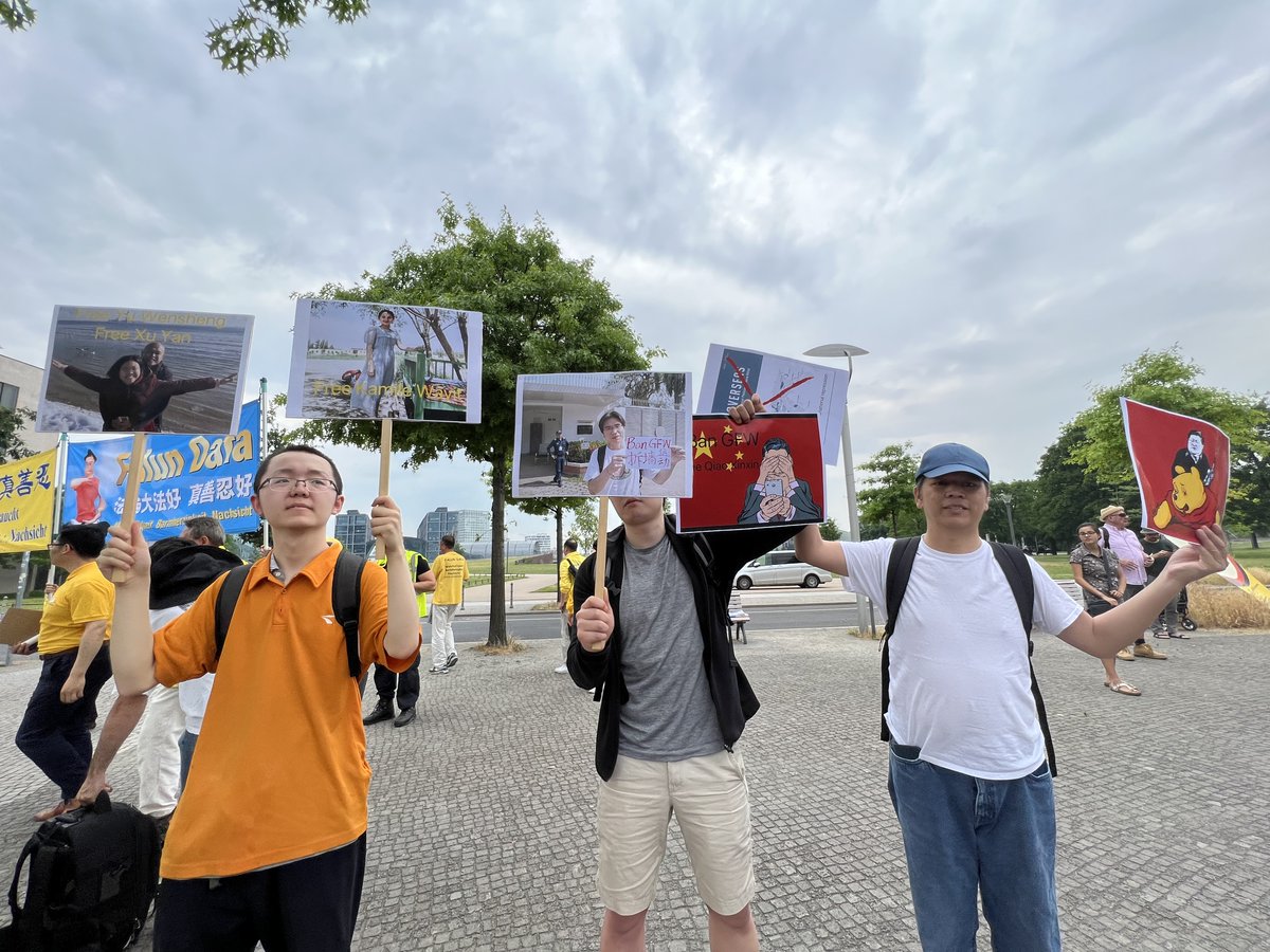 6月20日，中国国家总理李强来德国参加德中政府磋商会议期间，有在德国的留学生和活动人士举牌声援 #编程随想阮晓寰 #牛腾宇 #余文生律师夫妇 #许志永和丁家嘉 #拆墙运动乔鑫鑫 #白纸运动卡米莱·瓦依特KamileWayit