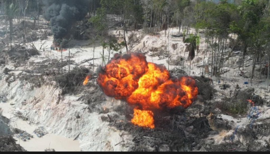 venezuelaazul10's tweet photo. 2/2 en el estado Amazonas junto a los organismos del estado competentes, donde la ZODI Amazonas y las URRAS de Combate efectuaron abordaje, desmantelamiento y evacuación voluntaria.
#CEOFANB
#REDIMAIN https://t.co/19YA9QMnQg
