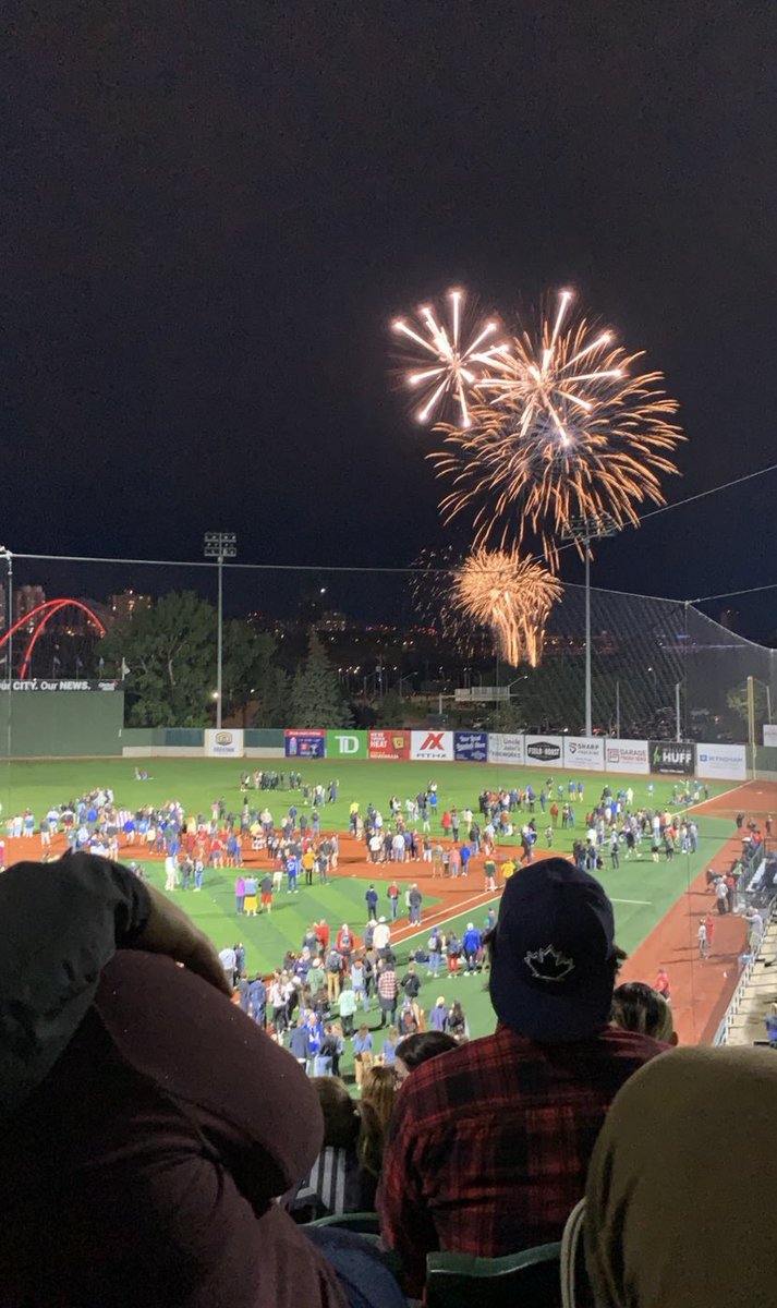 ANGRYCAPER's tweet photo. Best view of the #CanadaDay fireworks I’ve ever had @EdmRiverhawks Remax field 🎇🎆 https://t.co/fvpBuN68Ku