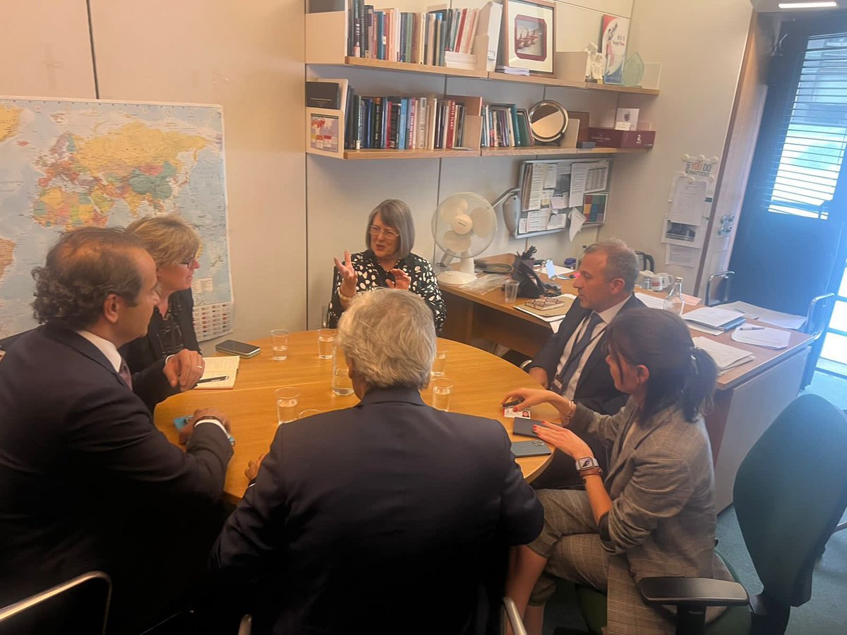 التقى رئيس التيار الوطني الحر النائب جبران باسيل، في وزارة الخارجية البريطانية، مدير عام شؤون الشرق الاوسط وشمال افريقيا ستيفن هيكي stephen hickey ، حيث جرى البحث في ما يمكن ان تقوم به بريطانيا للمساعدة في العديد من الملفات وعلى رأسها الاستقرار الاقليمي واللبناني، الصراع مع