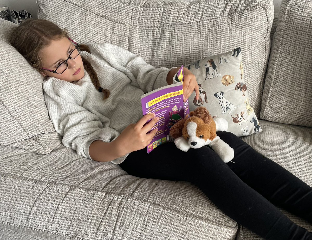 becki_bowden's tweet photo. Libby reading her bedtime box book with Cassie 📖 @BeaumontYear6 https://t.co/bsjng9ARl9