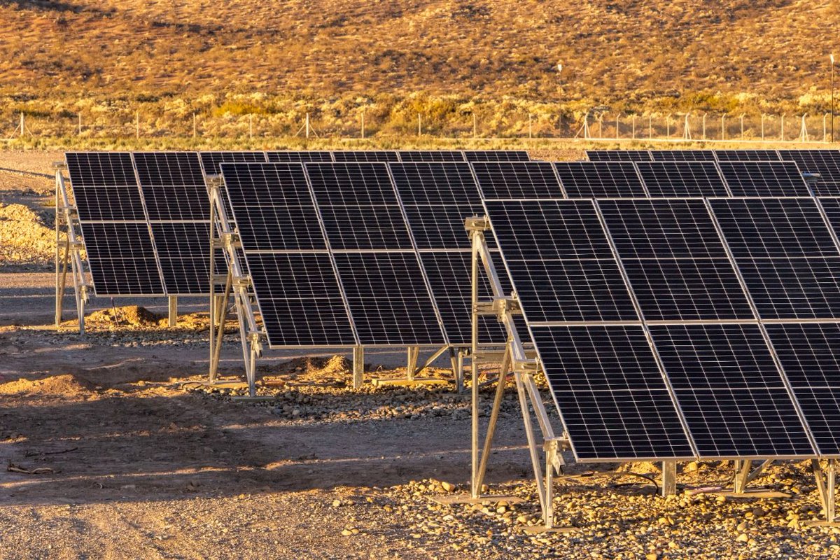 IanAparicio4's tweet photo. Con una inversión aproximada de 80 millones de dólares, la gestión de Sergio Massa y @FlaviaRoyon impulsa PERMER, un proyecto de #EnergíasRenovables que busca garantizar el acceso a la energía para el orden y el crecimiento nacional. #CreoEnArgentina https://t.co/DqK3LBEr78