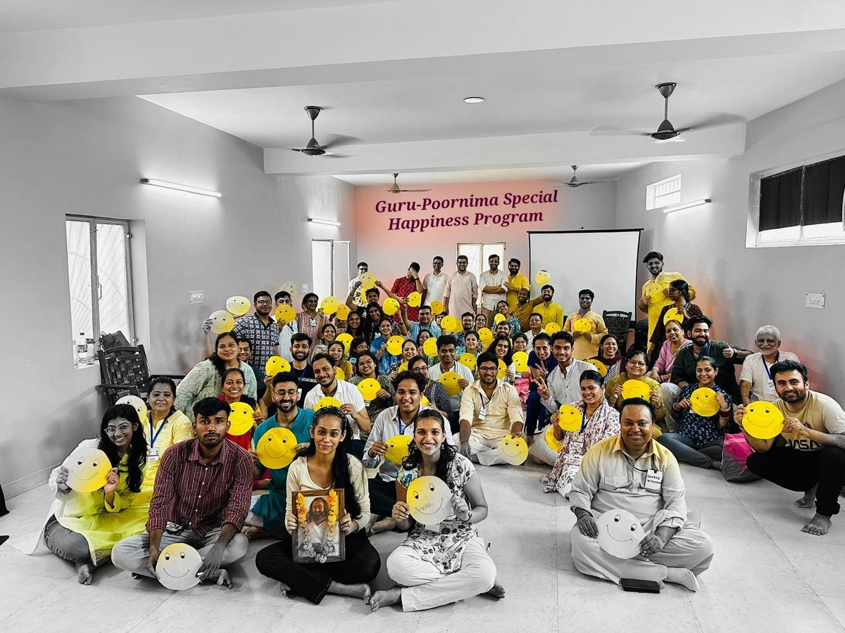 sand_vaswani's tweet image. On this auspicious day of #GuruPoornima, close to 80 souls stepped into the @artofliving family of joy, love &amp;amp; enthusiasm by completing the #HappinessProgram.

Such fun facilitating it with @akhileshparmanu

Our team of DSN Volunteers,  and our super energetic teachers pulled it