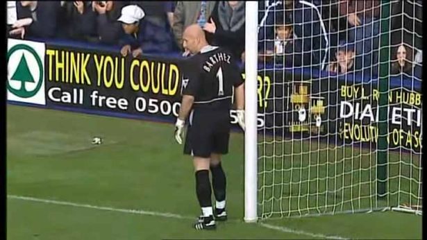1cesgusto's tweet photo. Barthez no Man Utd ficava fora do gol, ao lado da trave, até ser repreendido pelo árbitro, tudo isso para desconcentrar o batedor. O Krul gritava e assim ganhou da Costa Rica em 2014

Isso os europeus chamam de "mind game", mas sudaca fazer isso? aí não, aí tem que proibir. https://t.co/vfjC4dl9wt