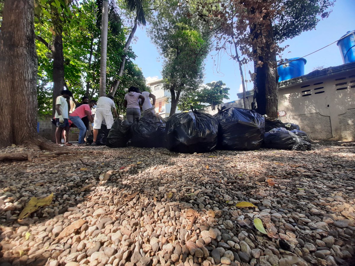 AhecsH's tweet photo. Vendredi dernier, des étudiants(es) de la FASCH dont plusieurs de nos membres ont pris, avec fierté,  l'initiative de nettoyer la cour de la FASCH. #EchangerCestAussiAgir
#echangerpourchanger #Haiti https://t.co/R8XL4hPM7z