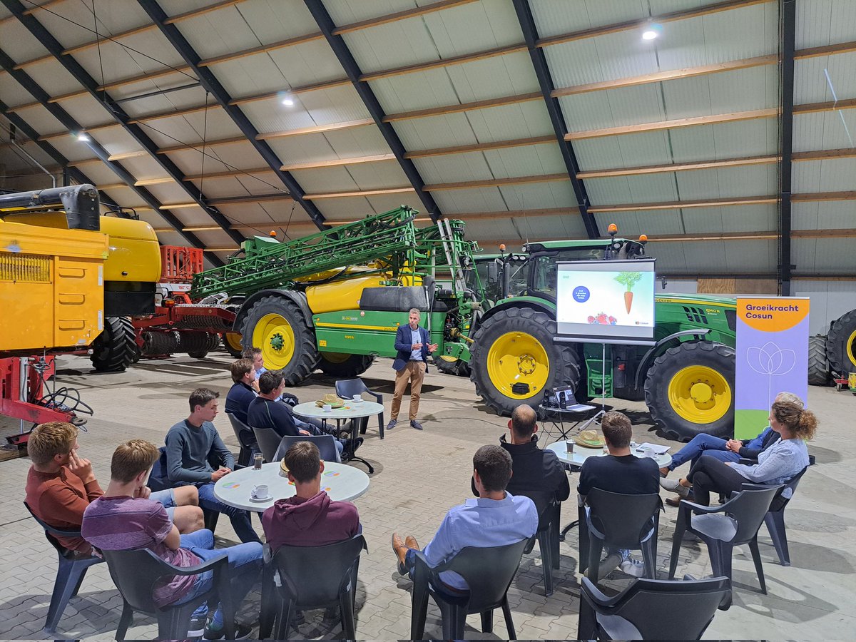 De Cosun jongerenraad organiseert bijeenkomsten om jonge bietentelers te informeren over het bedrijf Cosun. Een toekomst gericht bedrijf met een groene uitstraling. Deze bijeenkomst is bij de familie Kremer te Finsterwolde.