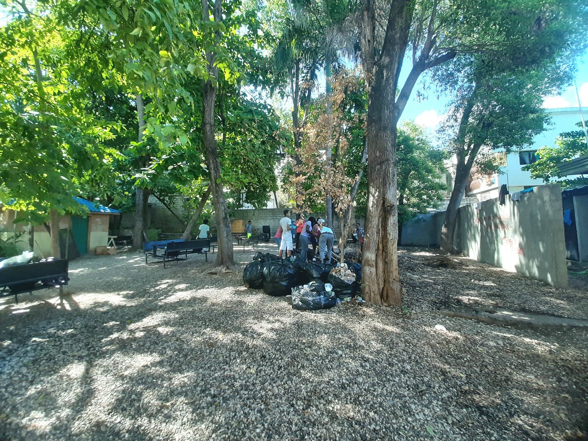 Vendredi dernier, des étudiants(es) de la FASCH dont plusieurs de nos membres ont pris, avec fierté,  l'initiative de nettoyer la cour de la FASCH. #EchangerCestAussiAgir
#echangerpourchanger #Haiti