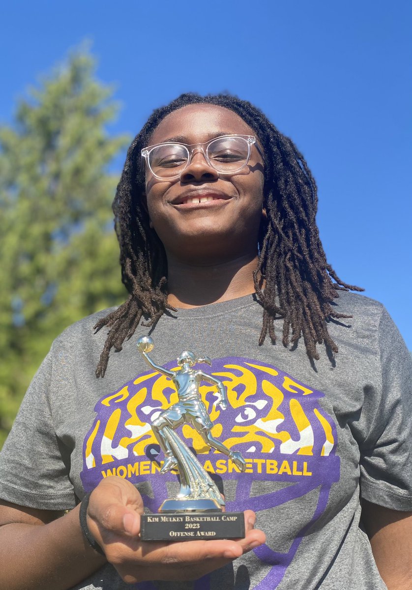 MLOREGONCITY's tweet photo. 6’2 Love Forde c/o 2027 earns “Offense Award” @LSU Camp!!! Thank you LSU for an AMAZING camp!!!!

#LSU #ballislifewbb #gemsinthegym #lsutigers #lsuwbb #lsuwomensbasketball #champs #champions #ImHer #ballislifegirlsbb  #grind #ML20 #MauriceLucasFoundation #nothinggirlscantdo https://t.co/WAZldfElqs