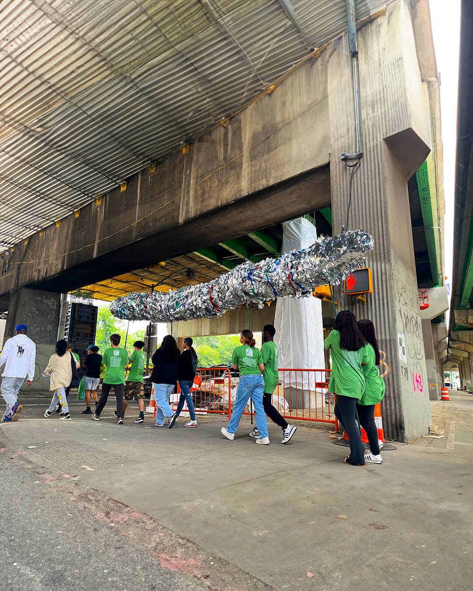THEPOINTCDC's tweet photo. πΈ Behold the mesmerizing brilliance of the legendary Eel at the Fish Parade 2023! Feast your eyes on these captivating photos capturing its shimmering magnificence. π β¨
@beamcenter
@bxihs
#fishparade #fishparade2023 #huntspoint #thebronx #bronx #bx #parade #southbronx https://t.co/ZAZjcr3whz