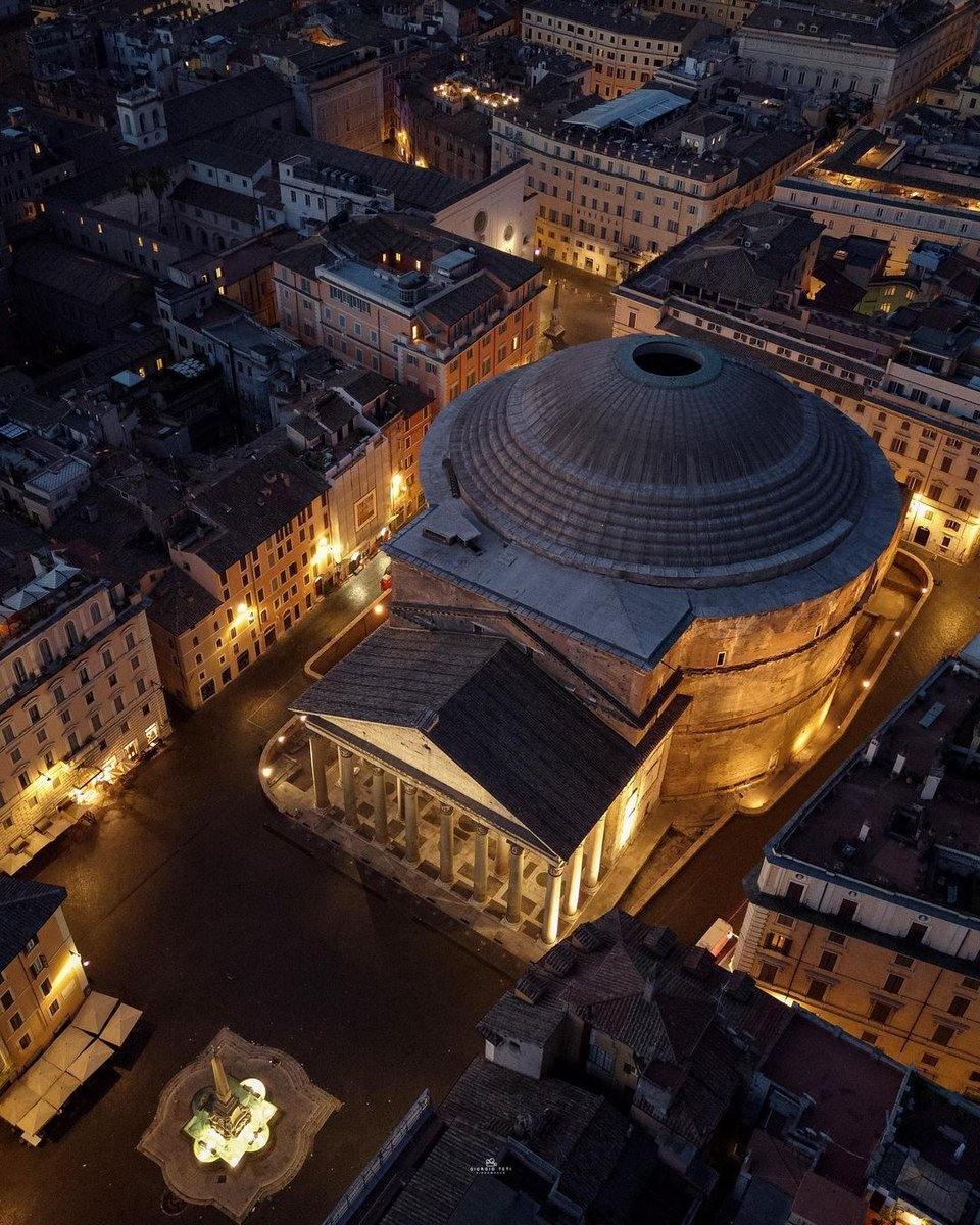La purezza delle linee architettoniche del Pantheon vista dall'alto.

Pantheon's straight architectural lines seen from above.

📸 by giorgioteti via IG
#VisitRome <a href="/pantheon_roma/">Pantheon Roma</a>👏 #building   
Original: Turismoromaweb