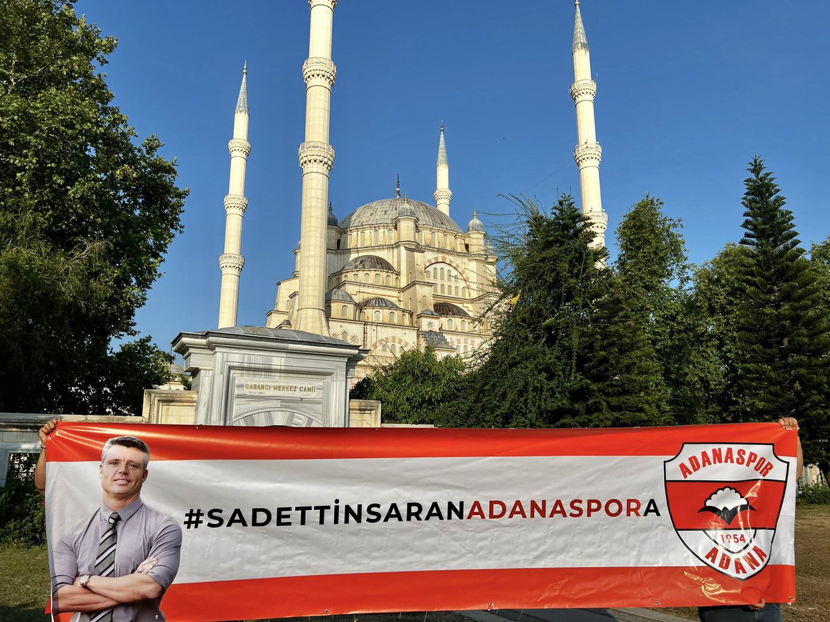 AdanasporFan's tweet photo. Taraftarlarımızın Sadettin Saran ısrarı sürüyor.

Şehrin simge noktalarında #SadettinSaranAdanaspora pankartları açıldı.

#AdanasporuDevret 
#SaranlarAdanaspora https://t.co/FhPtL73v6x