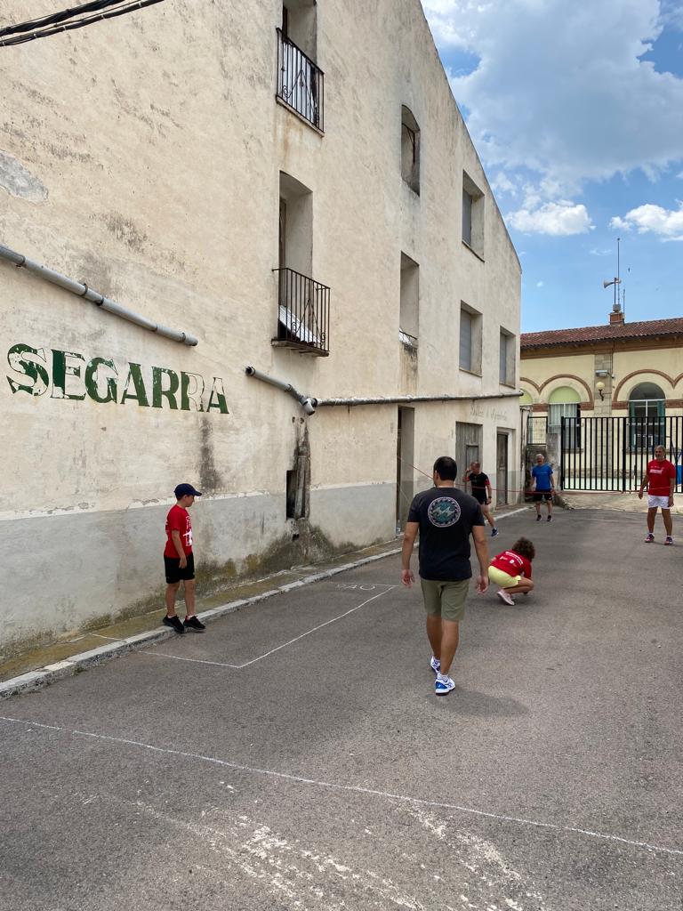 AlejandrBadenes's tweet photo. Continuem amb el curs de #Pilotavalenciana 
Al matí jugant pels carrers de Xert a diferents modalitats i de vesprada #frare en el Trinquet del barri d'Anroig. https://t.co/k3njZdWPc9