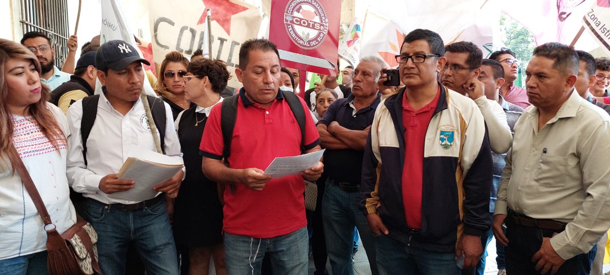 Replica_Tweets's tweet photo. #Oaxaca organizaciones sociales aliadas a @PartidoMorenaMx, acusan a @jesusromerooax y @salomonj de incumplimiento; amenazan con movilizarse en la #guelaguetza de no tener una mesa de diálogo.
La traición también moviliza, o no @SEGO_Oax ? #undeci #fir #alpoder .. y #uacol? https://t.co/vG1rzSkK9B