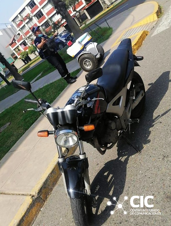 SegCiudadanaMML's tweet photo. ⚠️SI CIRCULAS EN MOTO O AUTO⚠️
🚫No puedes estacionar tu vehículo en cualquier lugar, estacionar en la vereda o en un paso de peatones, es incomodo #paratodos #séunbuenconductor #ponteensulugarnoensusitio #LimaSegura #SinViolencia #LimaIntegrada #CICMML🚘🏍️ https://t.co/XNaXr0wQKh