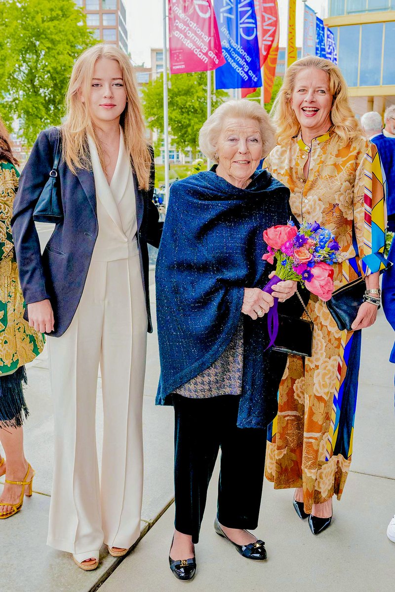 royalchildren_'s tweet photo. Princess Beatrix of The Netherlands, Princess Mabel and Countess Zaria of Orange-Nassau attend the opening performance of the 76th Holland Festival in Theater Amsterdam, in Amsterdam, Netherlands 🎭 -June 1st 2023.
.
#PrincessBeatrix #PrincessMabel #CountessZaria https://t.co/yA7UuMUSRS