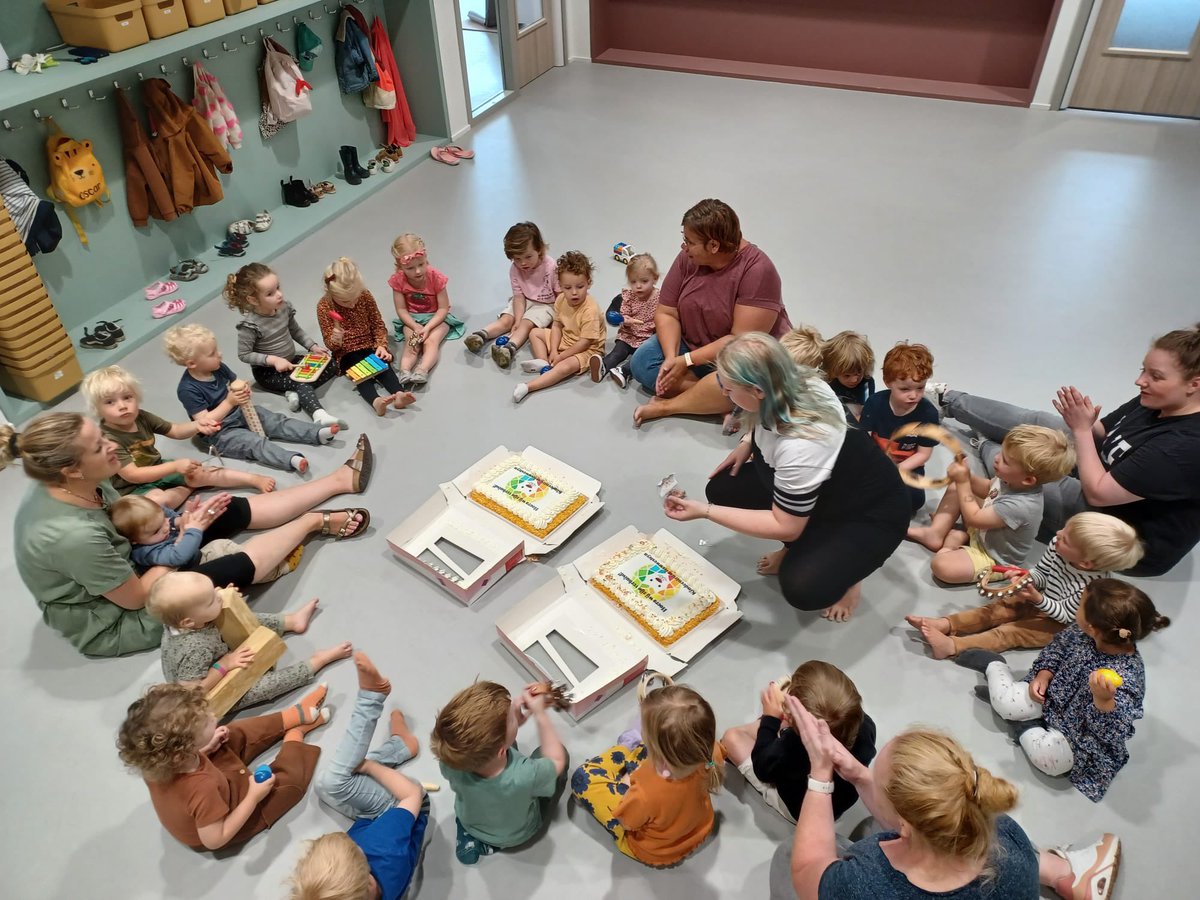 Het kinderdagverblijf is vandaag als eerste verhuisd. Deze mijlpaal werd met de kinderen gevierd! 🍰 🎉 

👉🏼 woensdag verhuist de BSO
👉🏼 vrijdag verhuist de basisschool