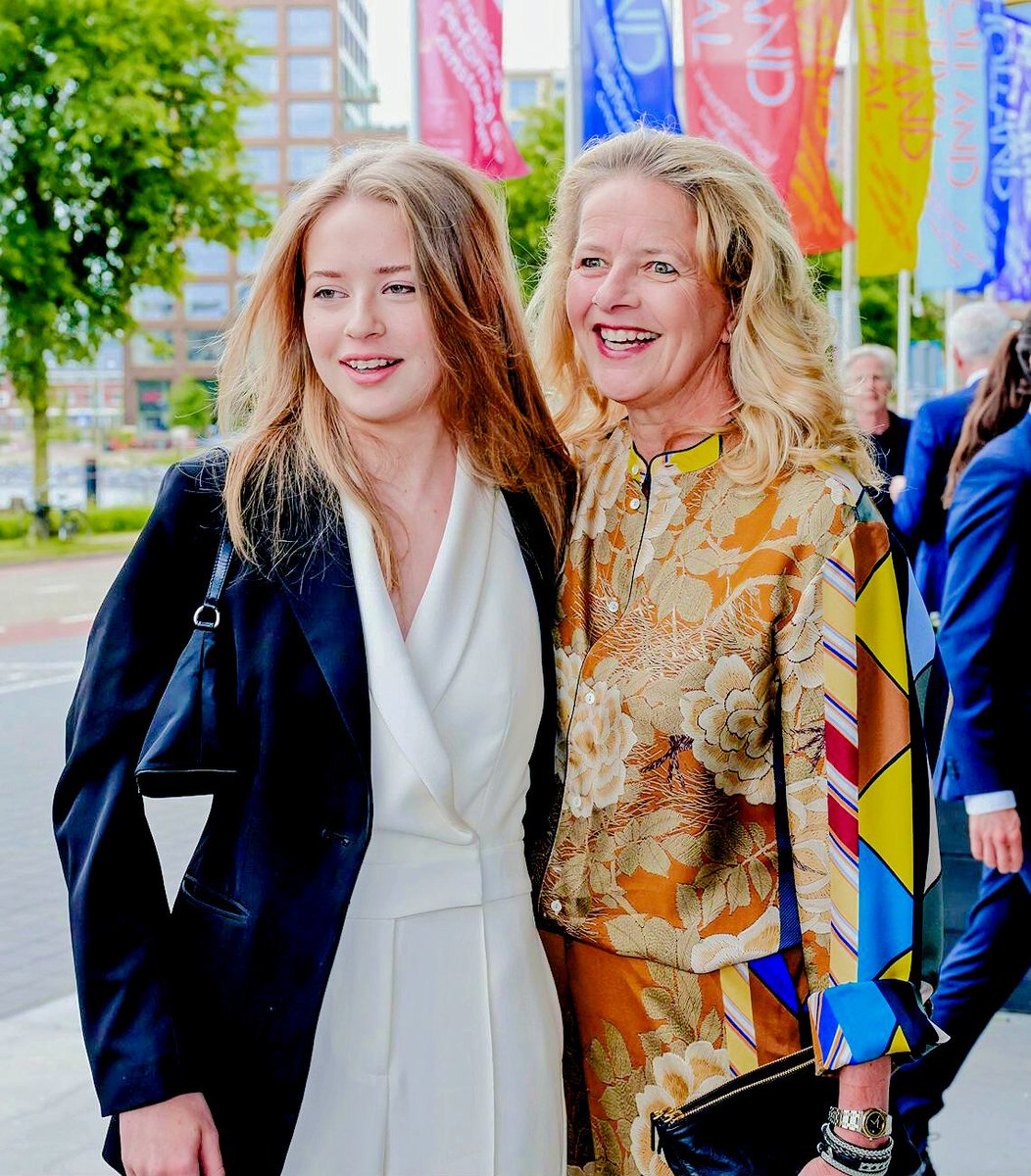 royalchildren_'s tweet photo. Princess Mabel of Orange-Nassau and Countess Zaria of Orange-Nassau attend the opening performance of the 76th Holland Festival in Theater Amsterdam, in Amsterdam, Netherlands 🎭 -June 1st 2023.
.
#PrincessMabel #CountessZaria #Netherlands https://t.co/GMHkEc7WNe