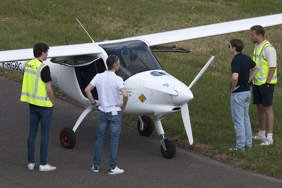 Onze studenten van @HvaTechniek kregen een vliegles met een elektrische <a href="/pipistrelEU/">Pipistrel Aircraft</a> van <a href="/eflightacademy/">E-Flight Academy</a>!