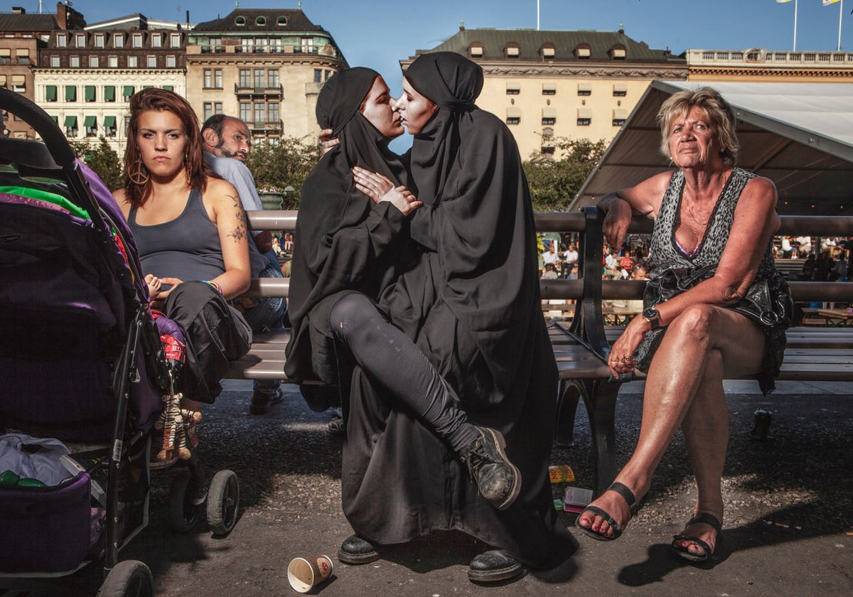 Bilden på kvinnorna som kysser varandra i Kungsträdgården heter ”Drömmarnas kyss”. Det är ett motiv som jag saknade. En bild som inte finns. Jag har arrangerat scenen med två modeller  mixad med dokumentära personer. 
Foto: Elisabeth Ohlson