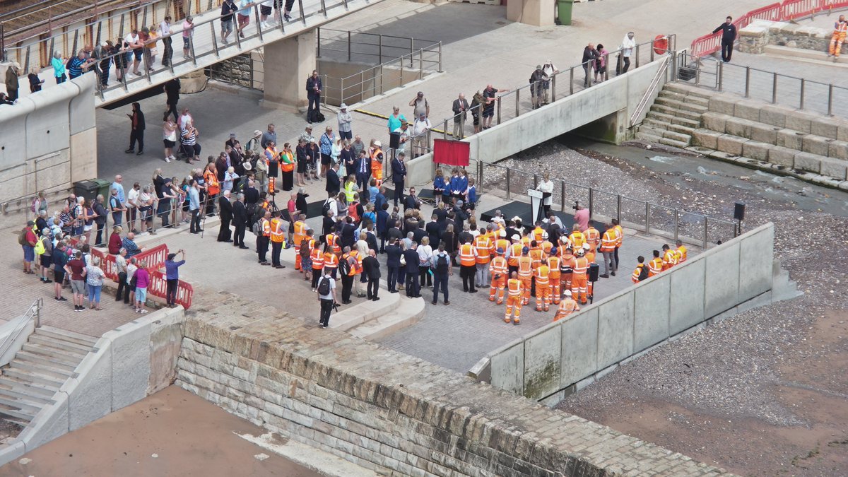 📷The sun shone on the team who built the new sea wall at Dawlish when it was officially opened by @Mark_J_Harper today. 🌊The £80m structure will help to protect the railway from the impact of climate change for generations to come.