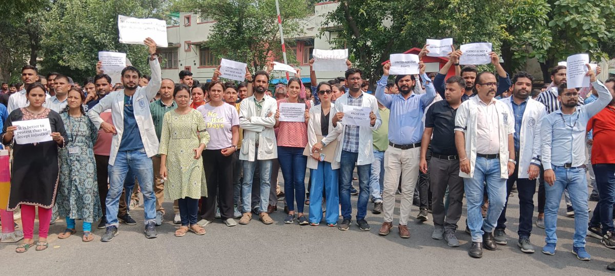 SysAiims's tweet photo. #saveresearchers
On 03-07-2023, the Society of Young Scientists (SYS), AIIMS, Delhi held a peaceful march from the Director's Lawn through Gate No.1 and back, to express our collective discontentment regarding the proposed project recruitment guidelines at AIIMS, New Delhi. (1/4) https://t.co/AkuAaWMiUB