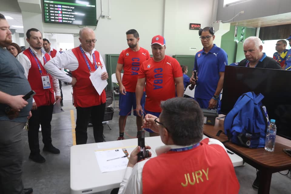 Medalla de oro para el equipo cubano de pistola tiro rápido 25 metros en los XXIV Juegos Centroamericanos y del Caribe de #SanSalvador2023 #MasRetosMasCompromiso Leuris Pupo, Jorge Alvarez y Jorge Grau totalizaron 1684 unidades.