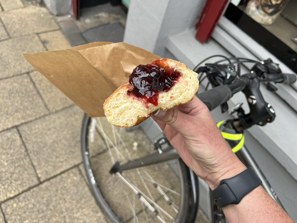 LinzRunsGlasgow's tweet photo. Met @katestrong01 as part of her #Glasgow leg of her 3000mile UK #climatecycle and cycled a tiny bit in our ‘Dear Green Place’. Great meet you Kate! #katestrongisstrong #cycling #bamboobike https://t.co/Zxm25kb3vt