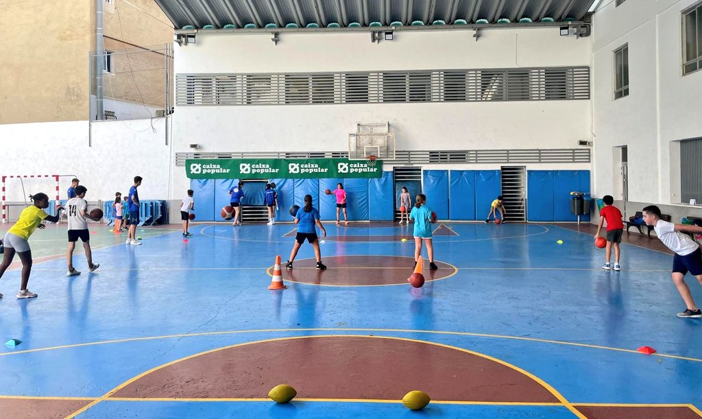 CBClaret's tweet photo. Ya hemos dejado atrás, el primer día del 2° turno del minicampus. Mañana más 😀  Aquí os dejamos algunas fotos 📷 #miniVerano #GoPickenClaret https://t.co/RlEbNItuH0