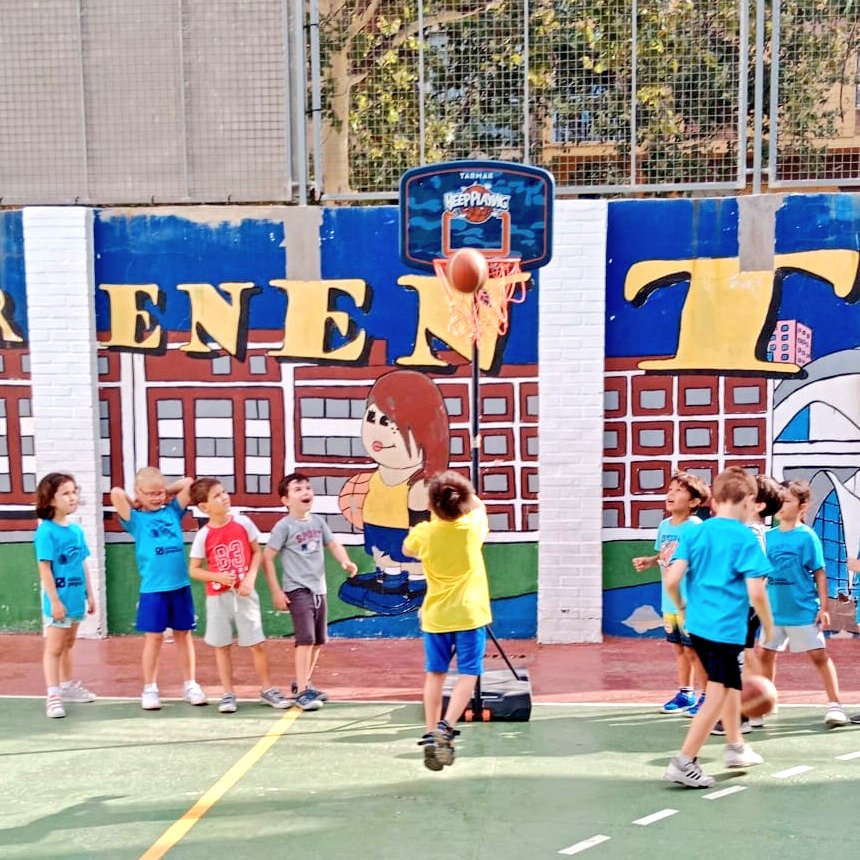 CBClaret's tweet photo. Ya hemos dejado atrás, el primer día del 2° turno del minicampus. Mañana más 😀  Aquí os dejamos algunas fotos 📷 #miniVerano #GoPickenClaret https://t.co/RlEbNItuH0