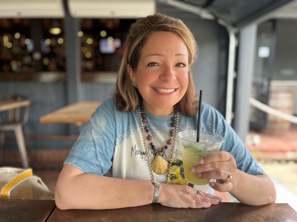 DeanB_FSULaw's tweet image. Unplugged… ☺️ #Nomans #OakBluffs #Vacation #MarthasVineyard 
@chuckwalshfsu