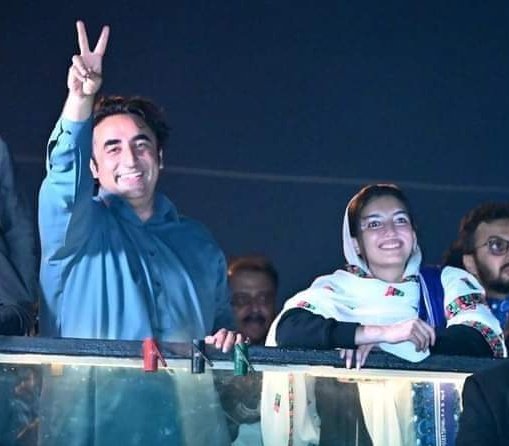 ShahzadShafi007's tweet photo. تم اپنی بہنوں کو اس قابل نہیں سمجھتے کہ انہیں اپنے برابر کھڑا کرو اس لیئے جب کوئی بہن اپنے بھائی کی ہم سایہ بنتی ہے تو تمہاری تکلیف  اور بغض دیدنی ہوتا ہے

#BibiAseefaOurPride 🌹🙏🏻 https://t.co/EzDLvOCjgx