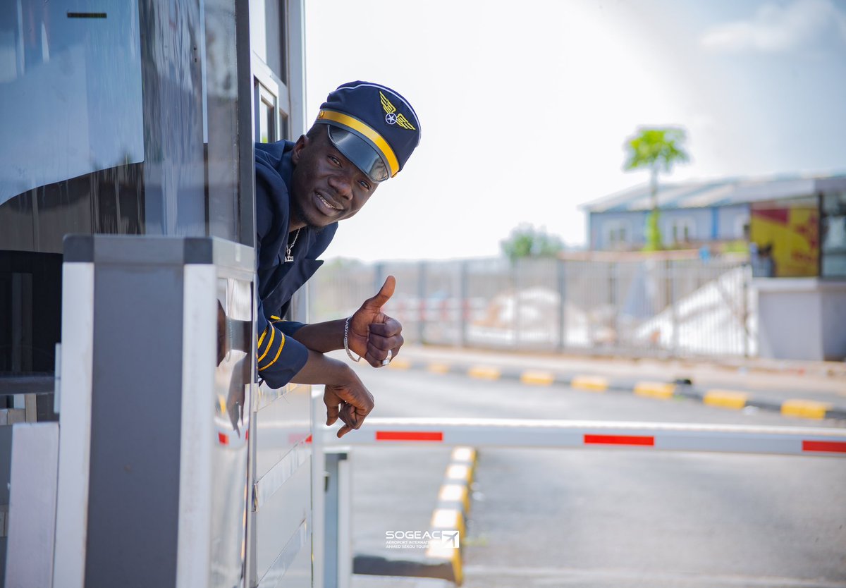 QNHOROYA's tweet image. ‘’Presque aucun obstacle n'est insurmontable pour une équipe enthousiaste.’’

𝐓𝐚𝐡𝐢𝐫 𝐒𝐡𝐚𝐡

Bonne semaine en compagnie de l'équipe-choc du Parking.

#aeroportAST #aeroport #SOGEAC #modernisation #Guinee #parking #monday #motivation