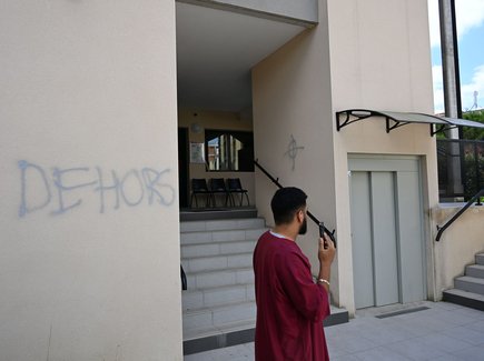 Mediavenir's tweet photo. 🕌🇫🇷 FLASH - La mosquée d’Auch a été recouverte de tags racistes et du saucisson a été accroché aux portes ce lundi. Une enquête a été ouverte. (La Dépêche) #Gers https://t.co/v0jwiTIyIz