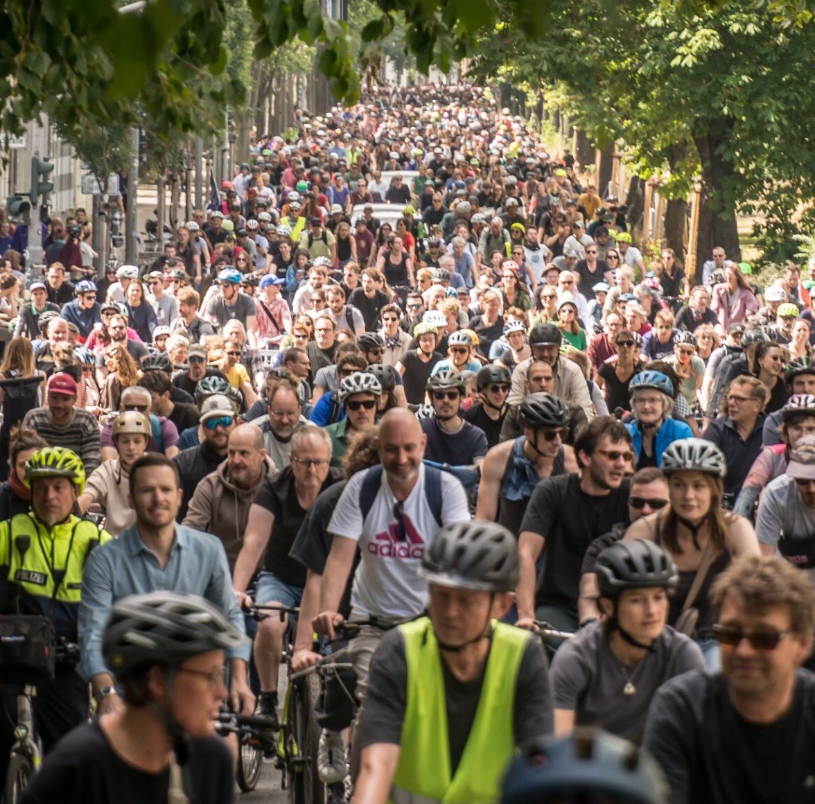 dvd_hrtmnn's tweet photo. Sonntag, 2. Juli:
15.000 Menschen demonstrieren gegen Radwege-Stopp.

Montag, 3. Juli:
CDU kürzt Mittel für Radwege um 60 %.

Falls noch jemand unsicher ist, was die CDU von Menschen auf dem Rad hält… https://t.co/7qdcjYZbju