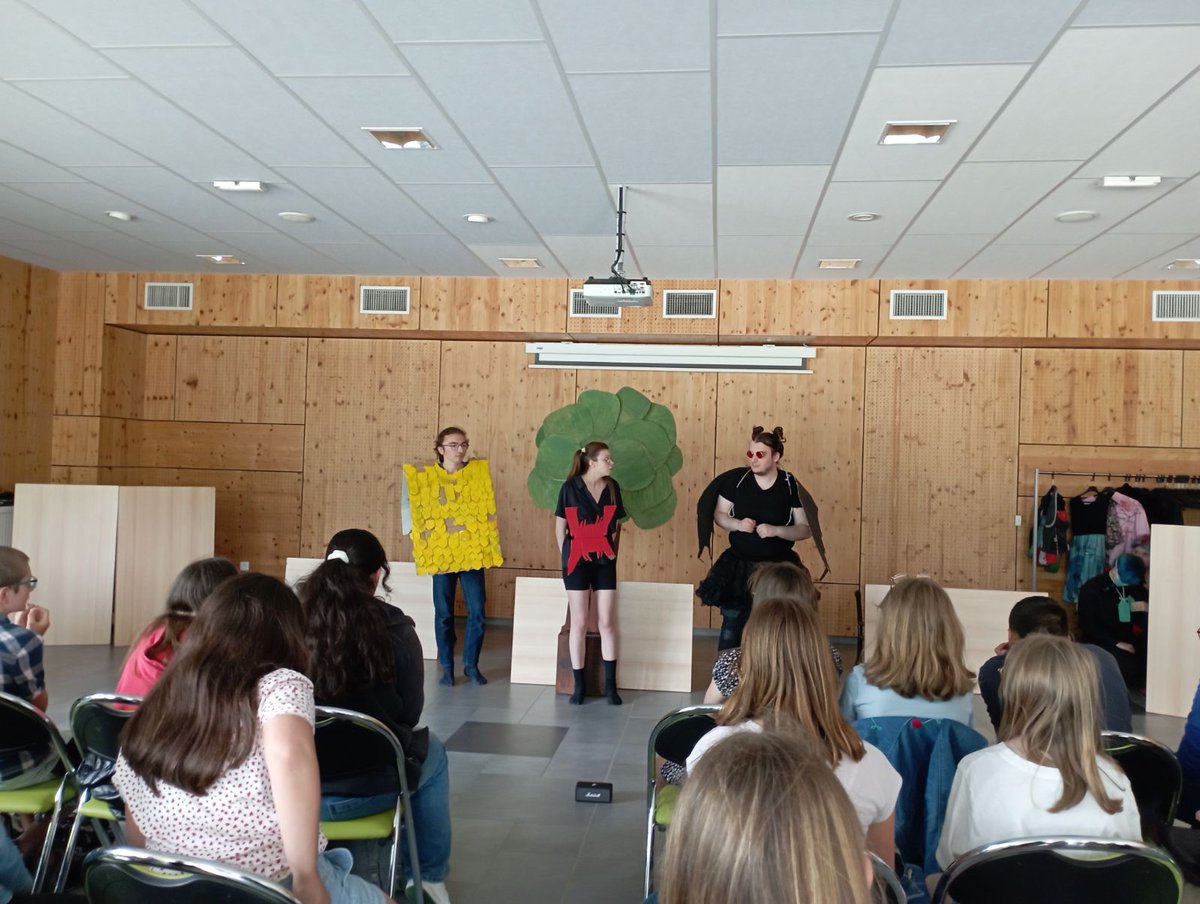Clg_Salengro's tweet photo. Partenariat avec des étudiants de l'UFR d'arts du spectacle plus que concluant ! Les 2 spectacles proposés ont rencontré un vif succès !
@AcLille 
#desden62
#culture
#théâtre https://t.co/sxo9asDheI