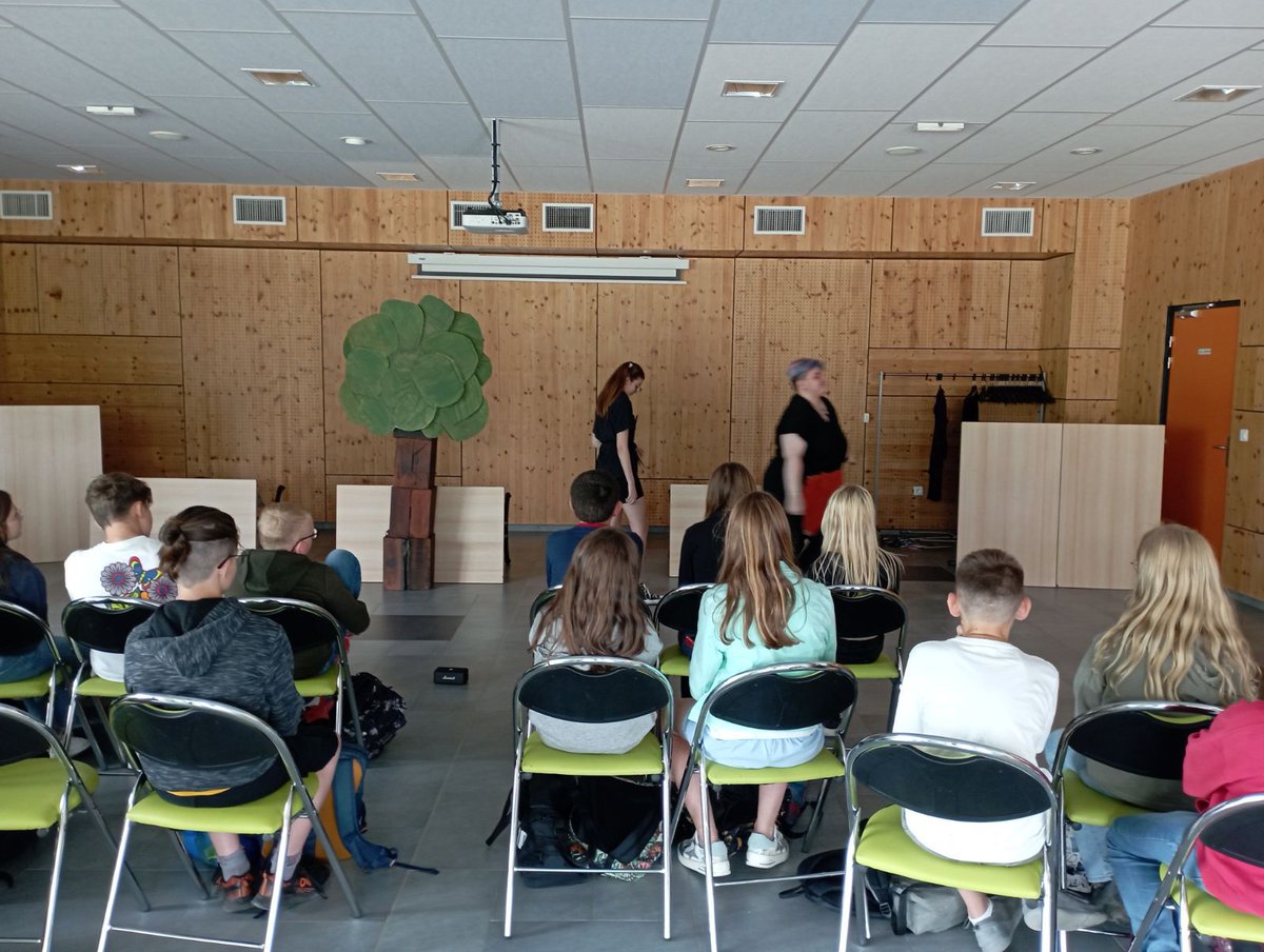 Clg_Salengro's tweet photo. Partenariat avec des étudiants de l'UFR d'arts du spectacle plus que concluant ! Les 2 spectacles proposés ont rencontré un vif succès !
@AcLille 
#desden62
#culture
#théâtre https://t.co/sxo9asDheI