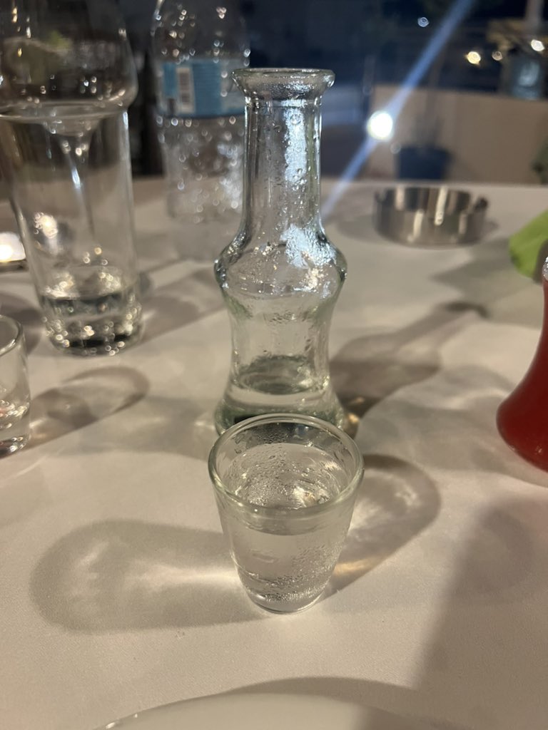 FredrikAlmer's tweet photo. Raki - djävulens påfund…men bjuds det på så vem är jag att vara oförskämd att säga nej. #aceton https://t.co/22vTJzr1bZ
