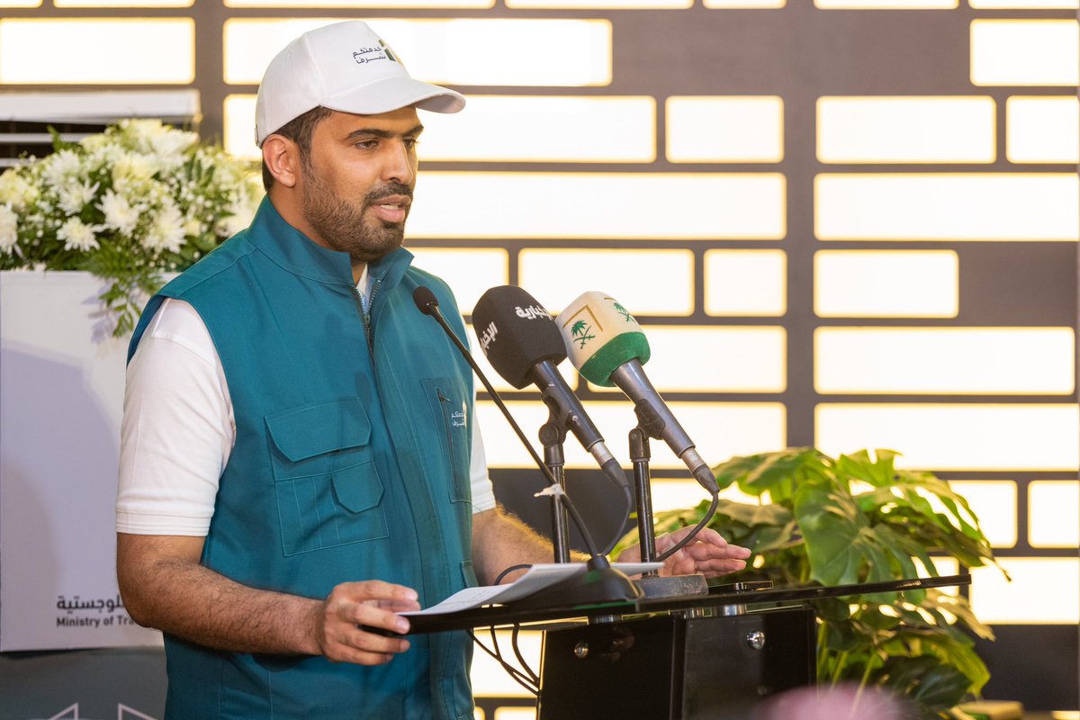 alzowayeed's tweet photo. شرف خدمة ضيوف الرحمن ليس كغيره، أحمد الله وأشكره أن منَّ علي بالمشاركة في حج هذا العام ضمن  فريق منظومة النقل والخدمات اللوجستية، ومتحدث رسمي لها. 

تضافرت جهودنا في المنظومة مع زملائي مدراء الاتصال المؤسسي عبر مركز إعلامي موحد وظهور مشترك، بإبراز الطاقات التي كانت تصل الليل بالنهار لخدمة حجاج بيت الله وتوفير خدمات نقل نوعية لهم، وتساهم في تيسير مناسكهم ولله الحمد.

كانت تجربة فريدة أعتز بها، تحمل عنوانًا بارزًا شعاره #خدمتكم_شرف