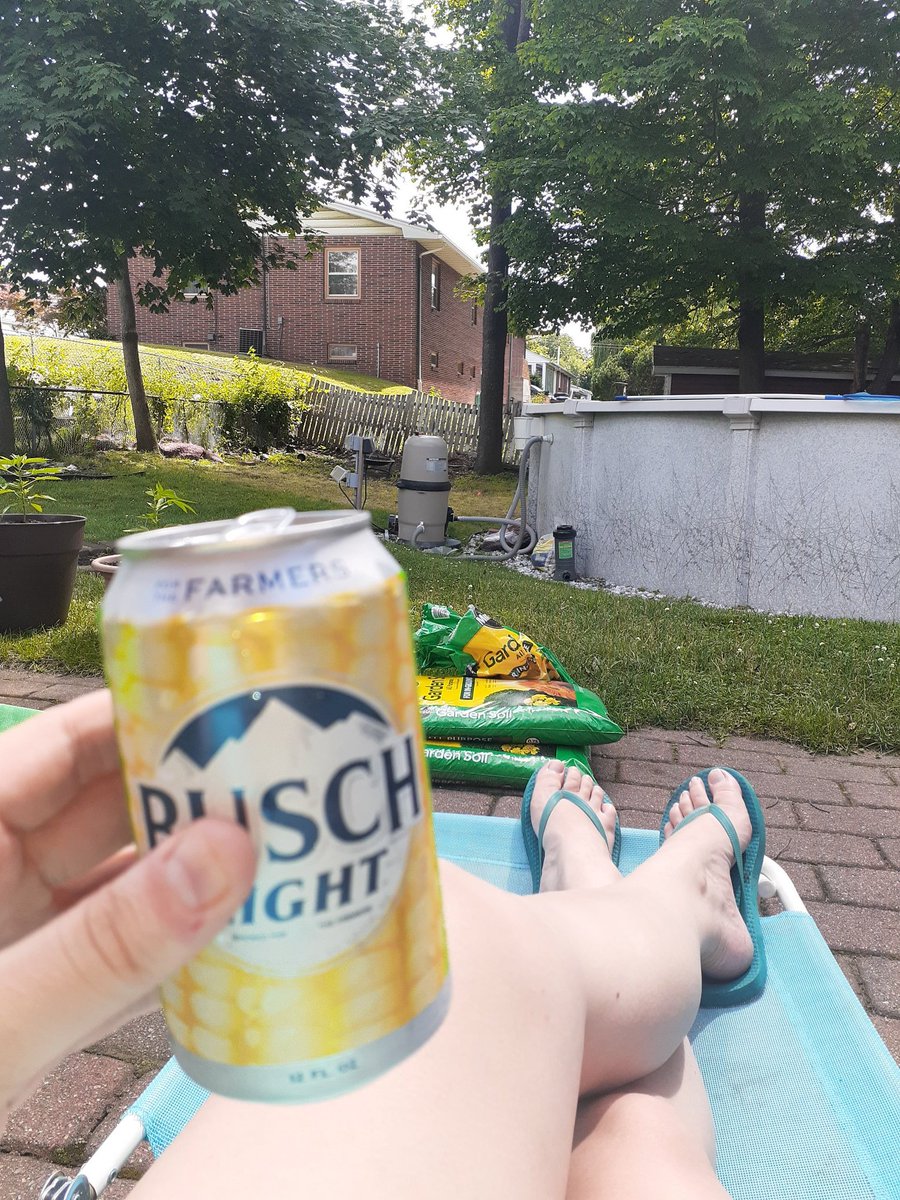 highjessica_619's tweet image. #coldone #poolside #buschlight #itscorn